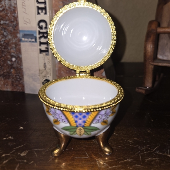 Vintage Porcelain Egg Trinker Box - Picture 4 of 5